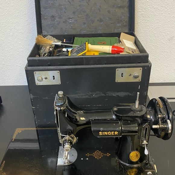 Singer Other - Black Sewing Featherweight Machine mint condition works with case & all access